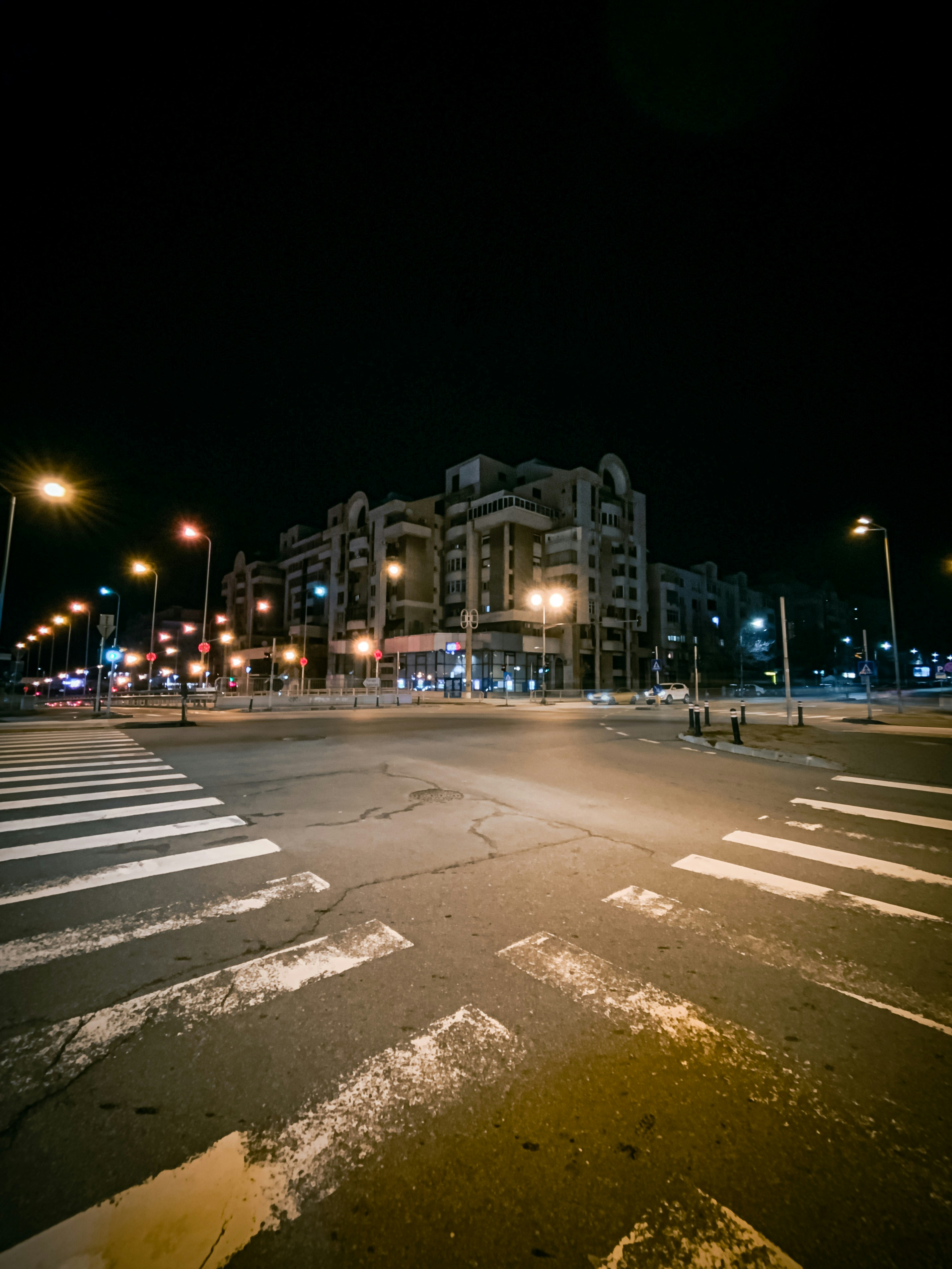 Cazare în Craiova: intersecție cu blocuri noi, noaptea, în afara centrului istoric