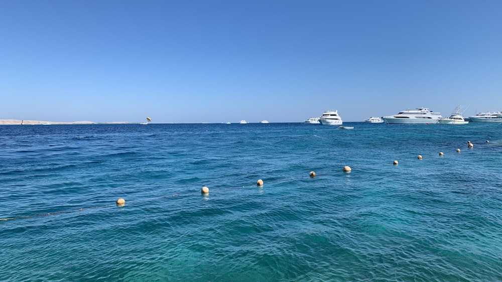 Una fila di barche che galleggiano nell'oceano