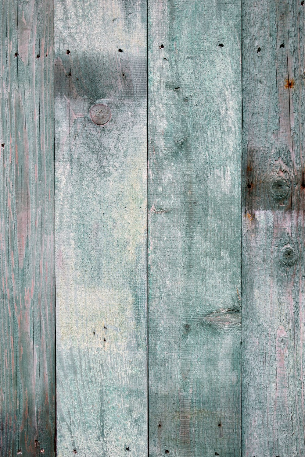 Nahaufnahme einer Holzwand mit abblätternder Farbe