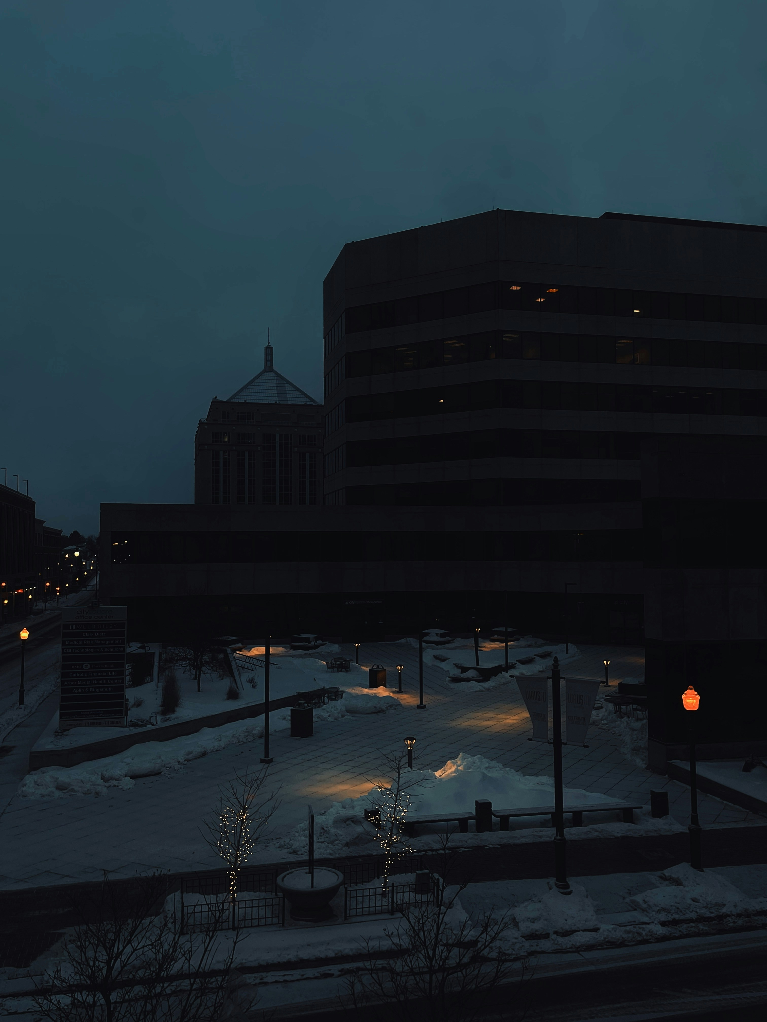 um edifício é iluminado à noite na neve