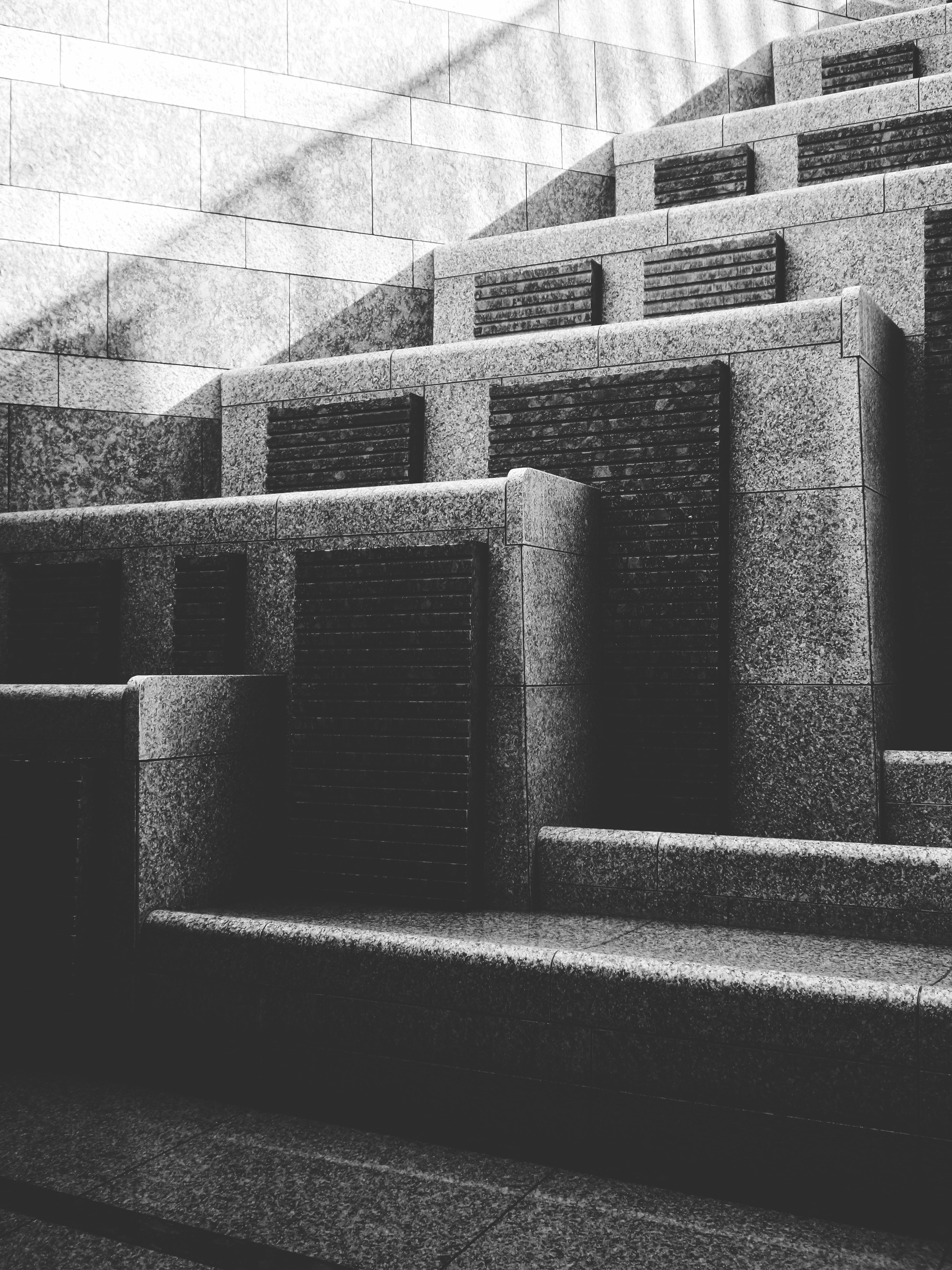 階段のセットの白黒写真の写真 – Unsplashのインテリアデザインの無料画像