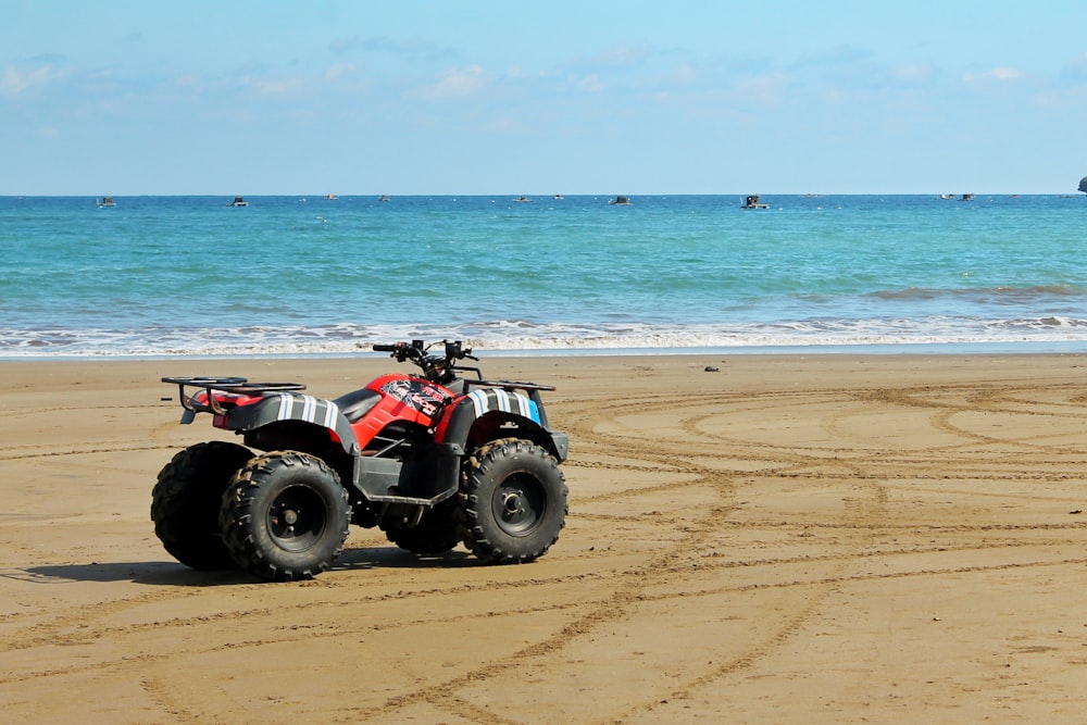 Un véhicule à quatre roues est garé sur la plage
