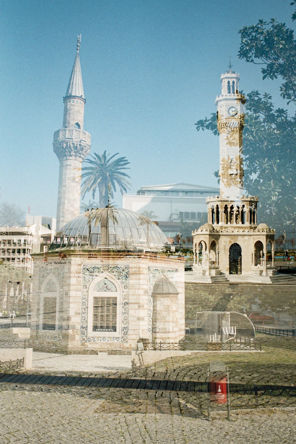 Un grande edificio con una torre dell'orologio sullo sfondo