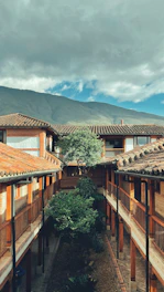 Vista exterior de la casa Carmen de Salazar con su jardín y la Alhambra al fondo al atardecer.