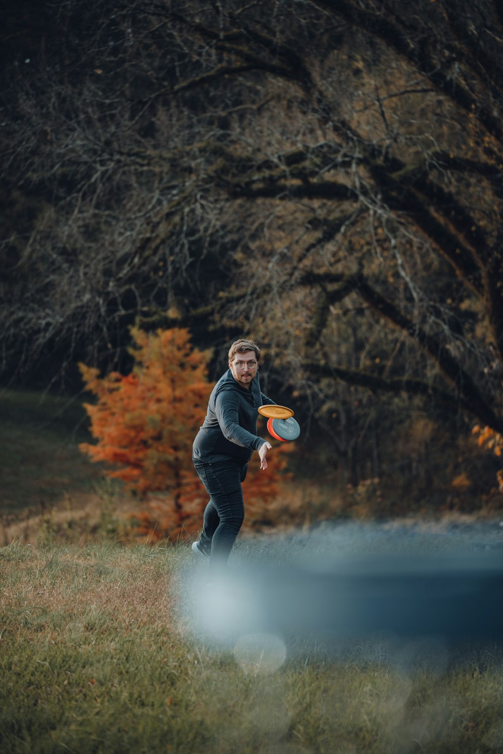 Un uomo sta lanciando un frisbee in un campo