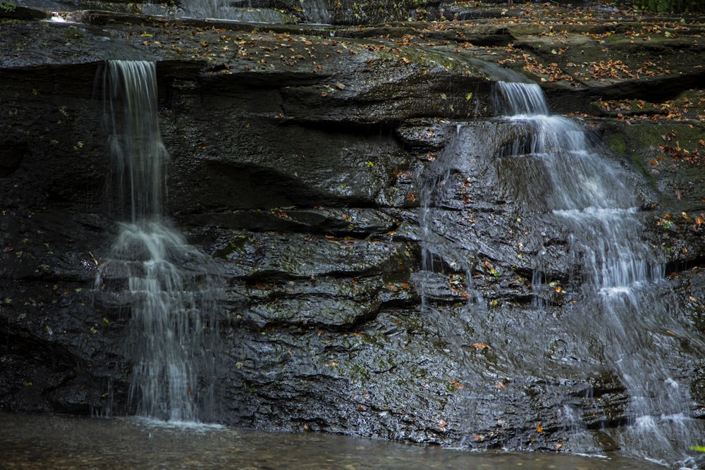 ein Wasserfall mit viel Wasser, das ihn hinunterstürzt