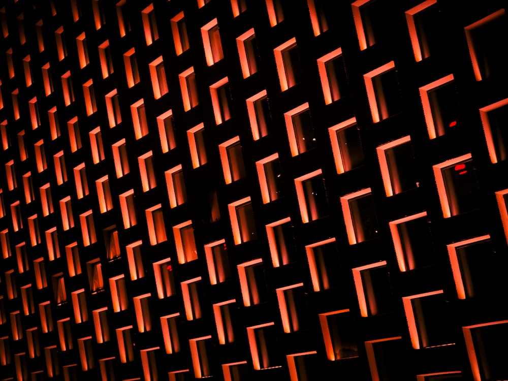 um close up de uma parede feita de quadrados vermelhos