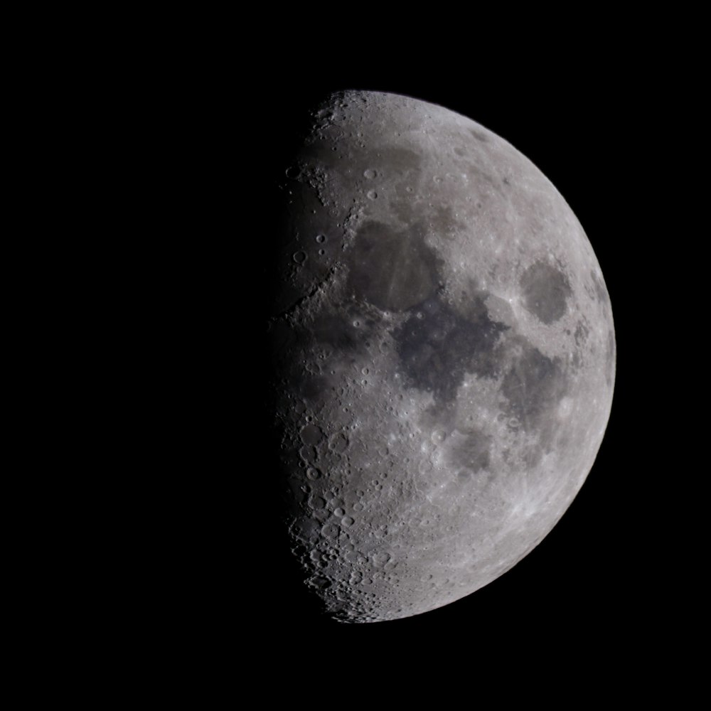 Un primer plano de la luna en el cielo