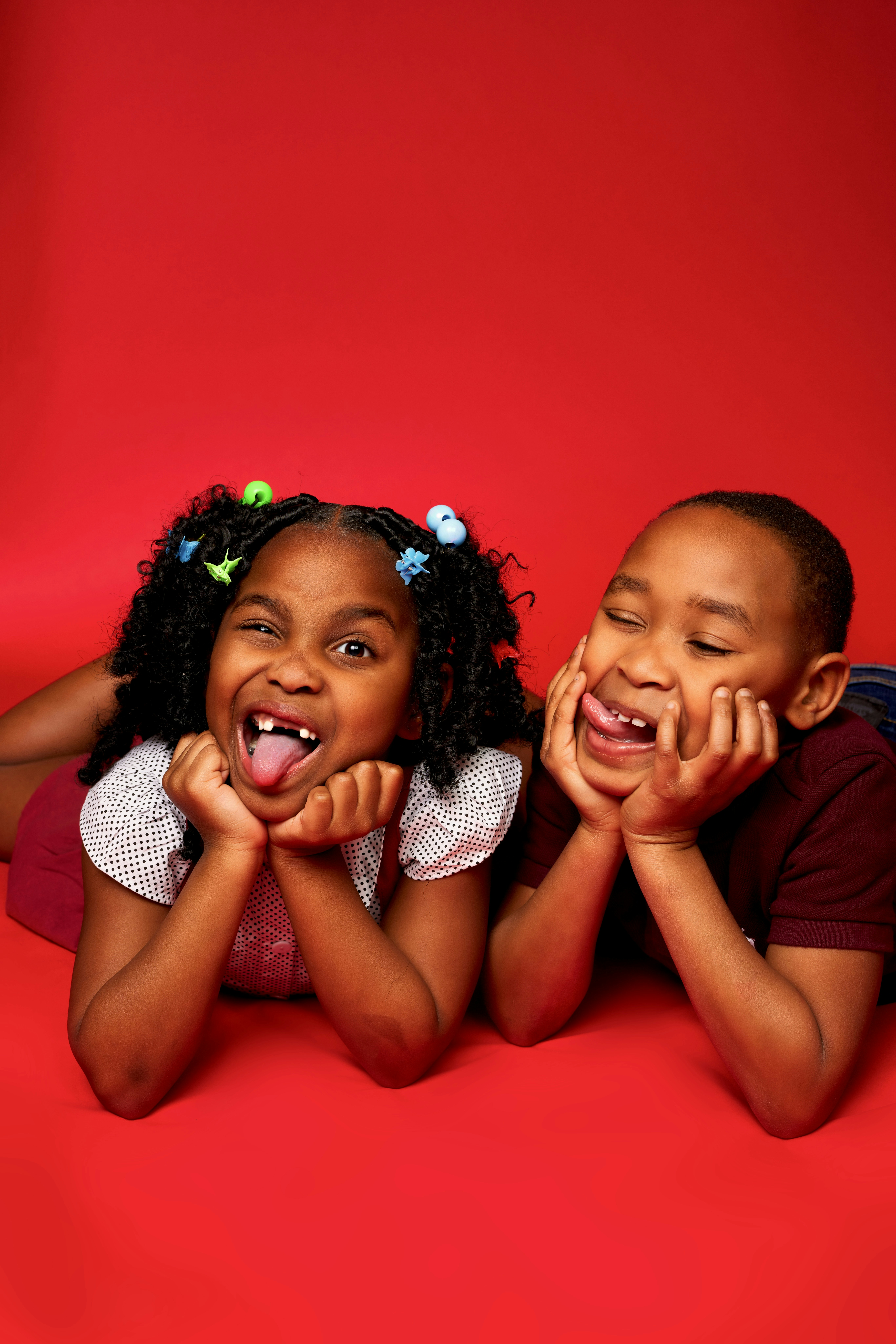 Two little girls laying on the ground with their mouths open photo – Free  Image on Unsplash, image size:3000x4498