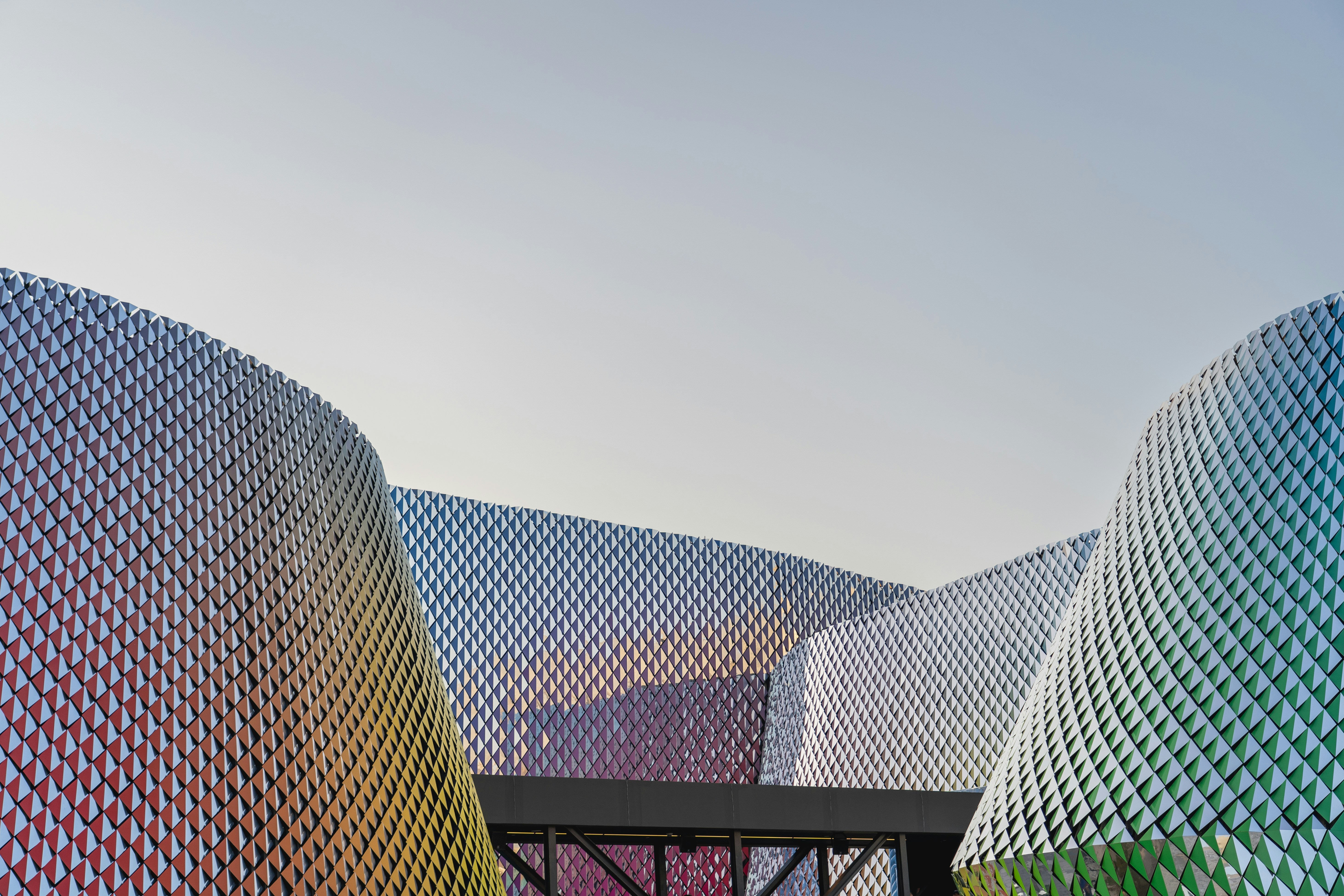 Ein großes Gebäude mit einer regenbogenfarbenen Fassade
