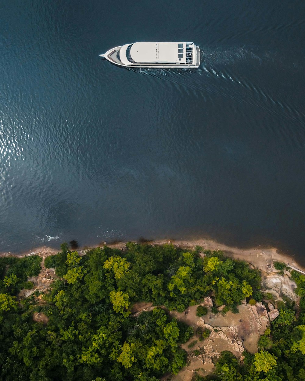 Una vista aérea de un barco en el agua