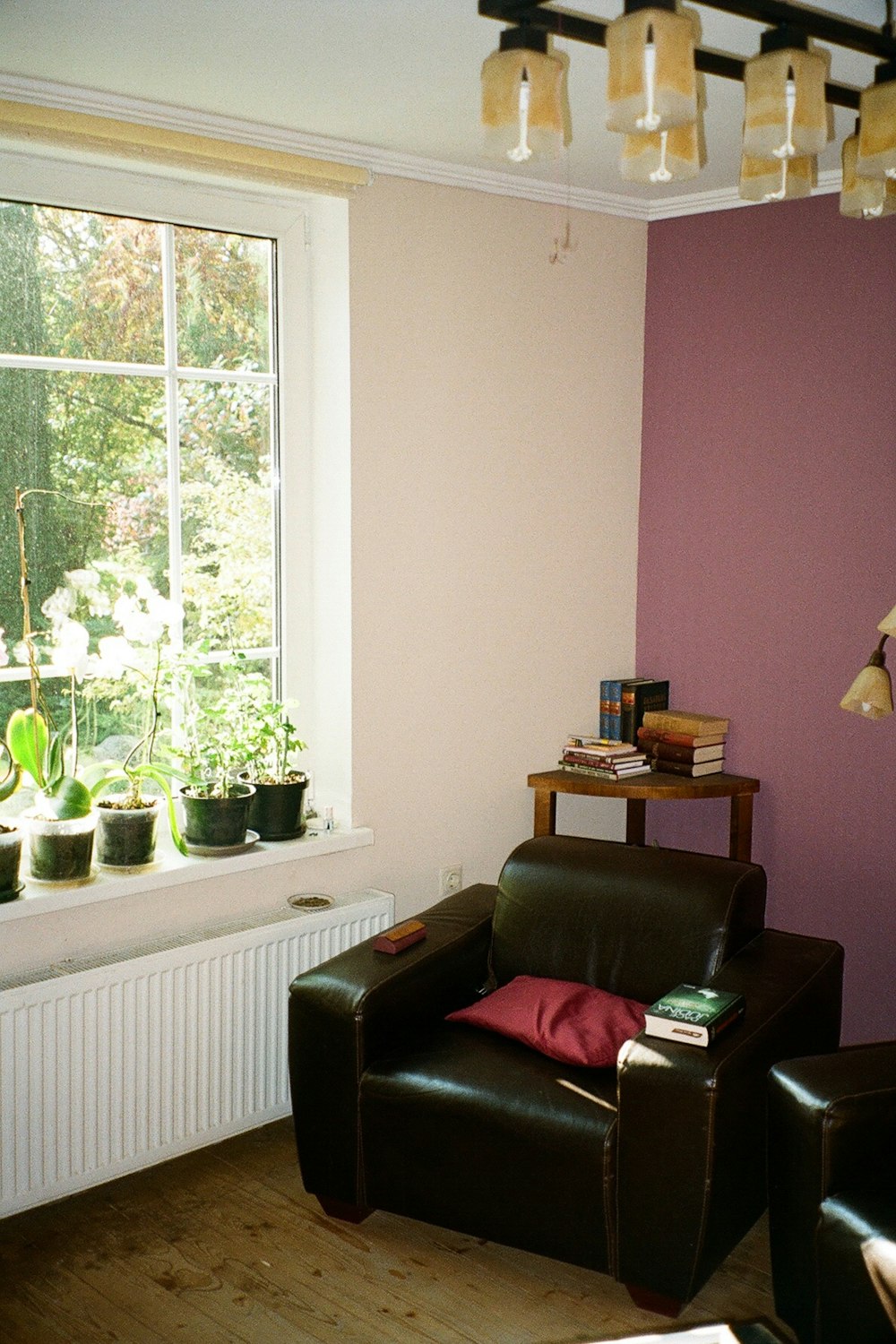 un soggiorno pieno di mobili e una grande finestra