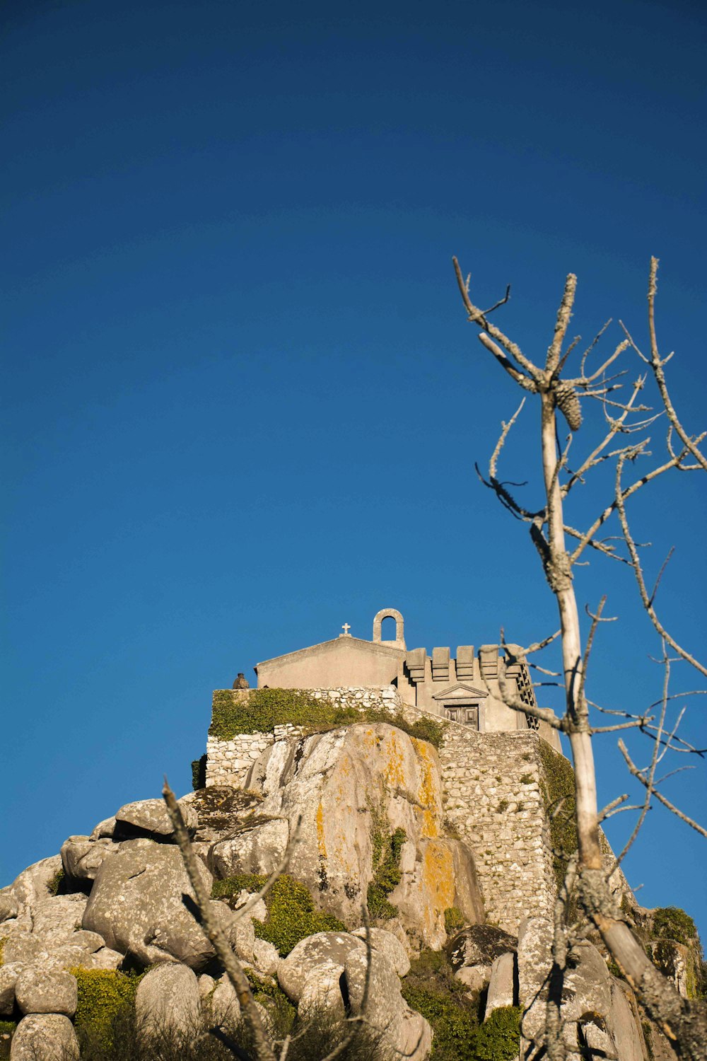 Un très grand bâtiment assis au sommet d’une colline rocheuse