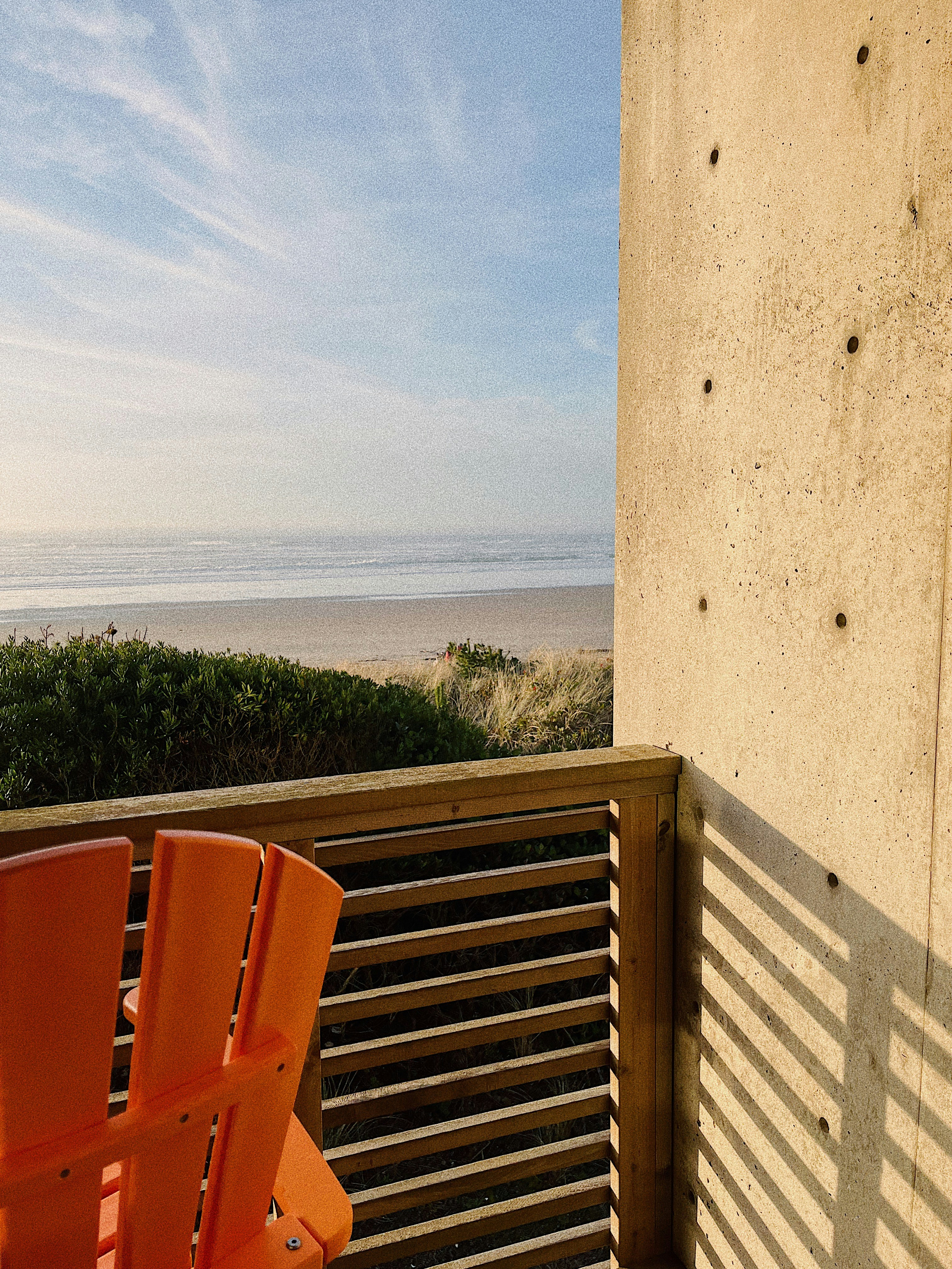 Un paio di sedie arancioni seduti in cima a un balcone