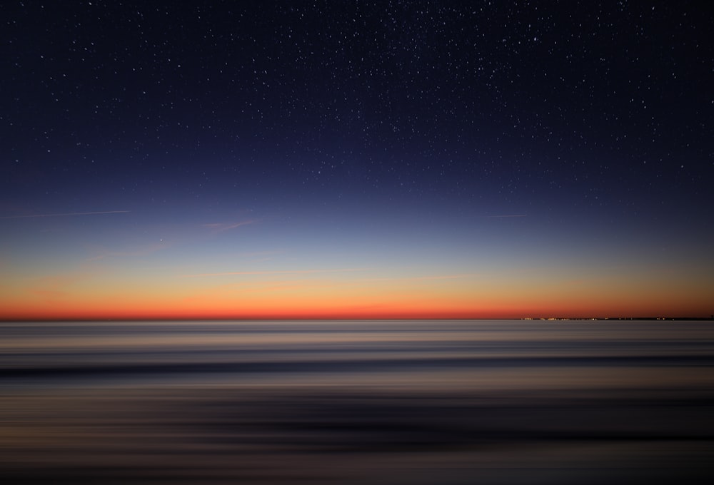 Una vista dell'oceano di notte con le stelle nel cielo