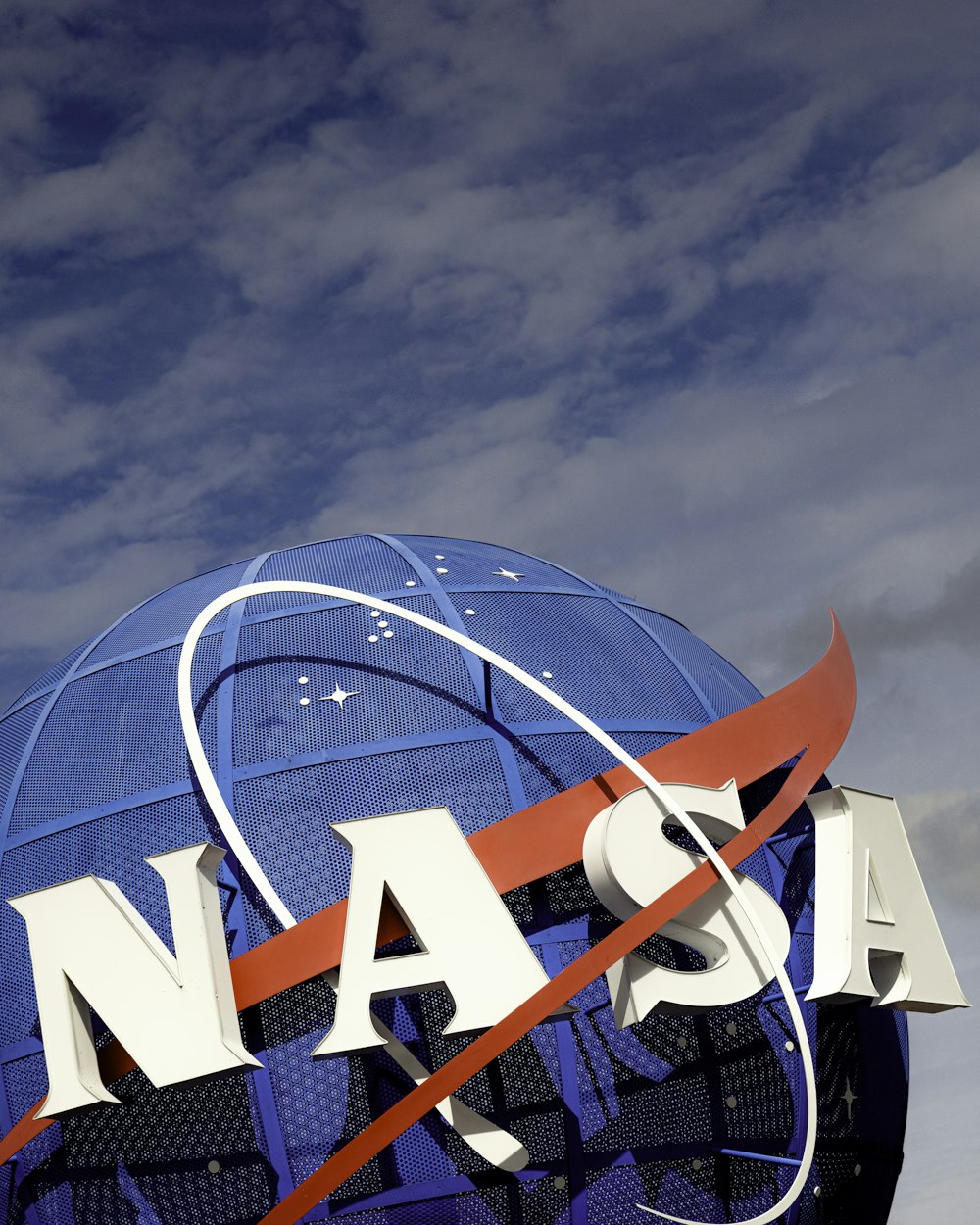Un segno della NASA è mostrato contro un cielo blu