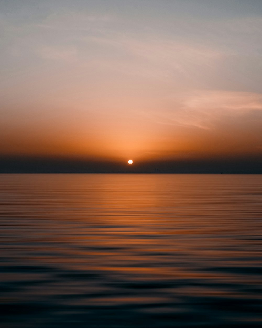Le soleil se couche sur l’eau dans l’océan