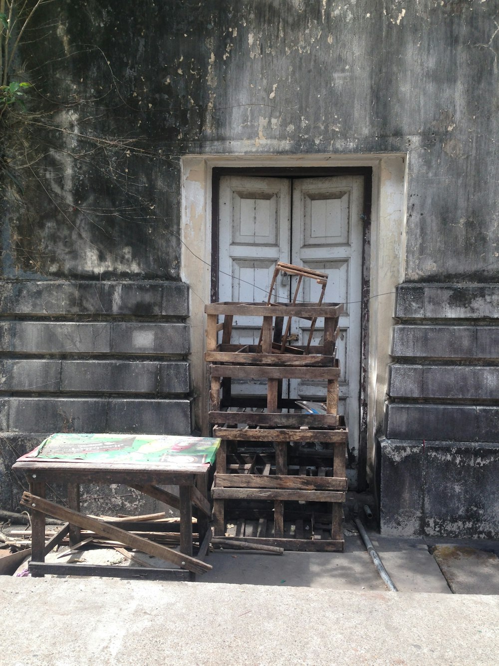 una mesa y una silla sentadas frente a una puerta