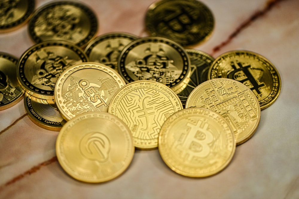 uma pilha de bitcoins de ouro sentados em cima de um balcão de mármore