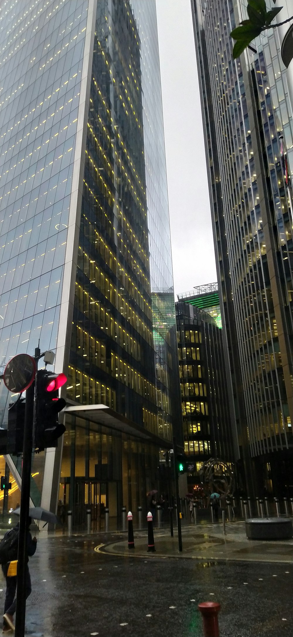 Eine Ampel vor einem hohen Gebäude
