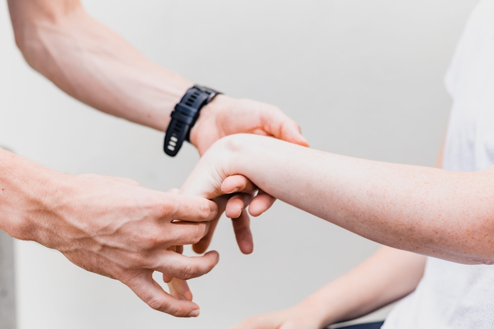 un paio di persone che si tengono per mano