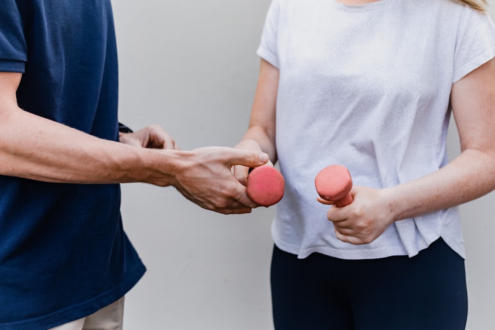 Un homme et une femme tenant des muets dans leurs mains