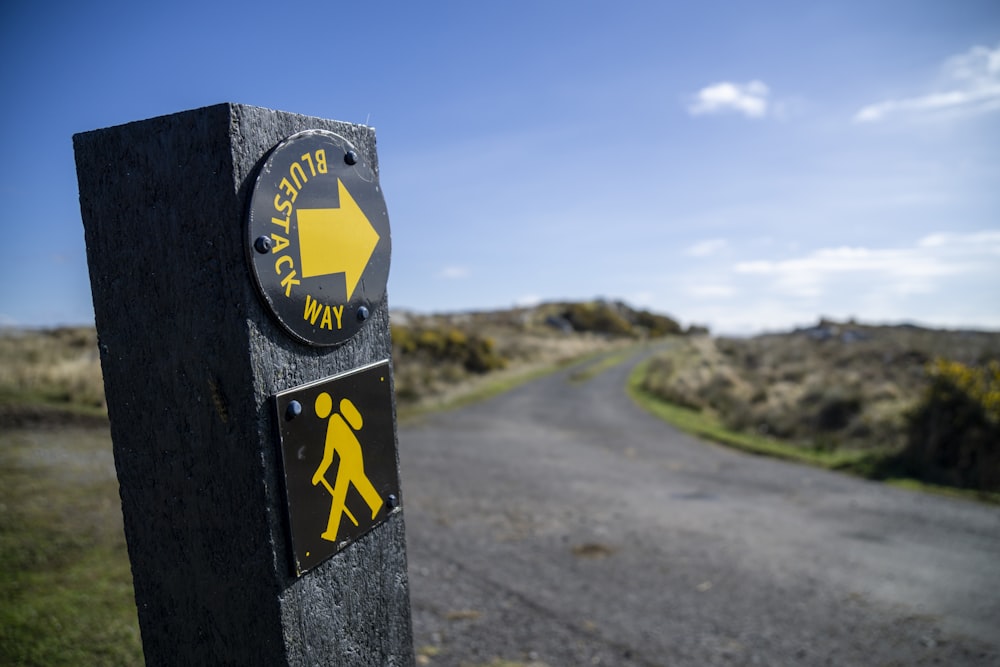 a sign on the side of a road pointing to the right