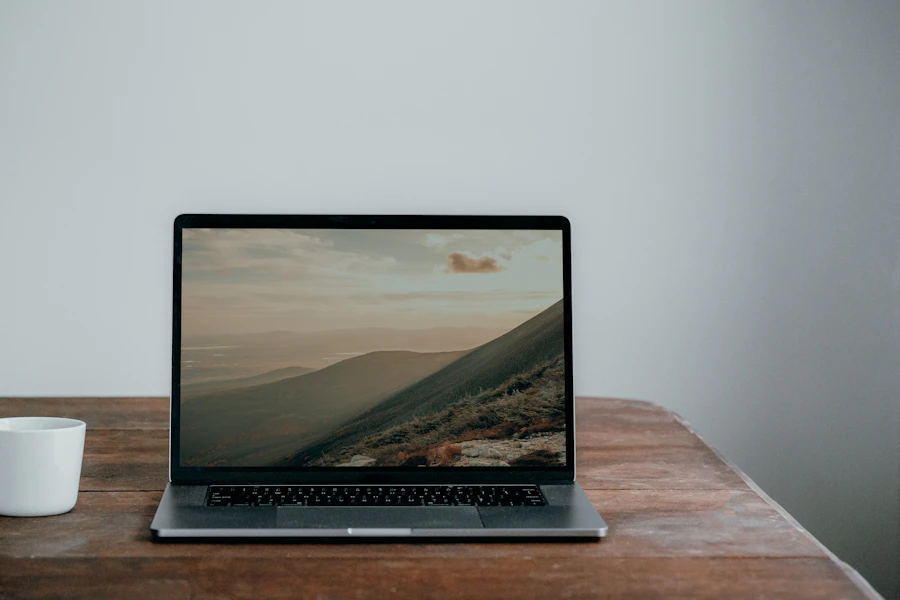 Ordinateur portable sur un bureau en bois