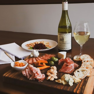 table avec charcuterie, apéro, partage
