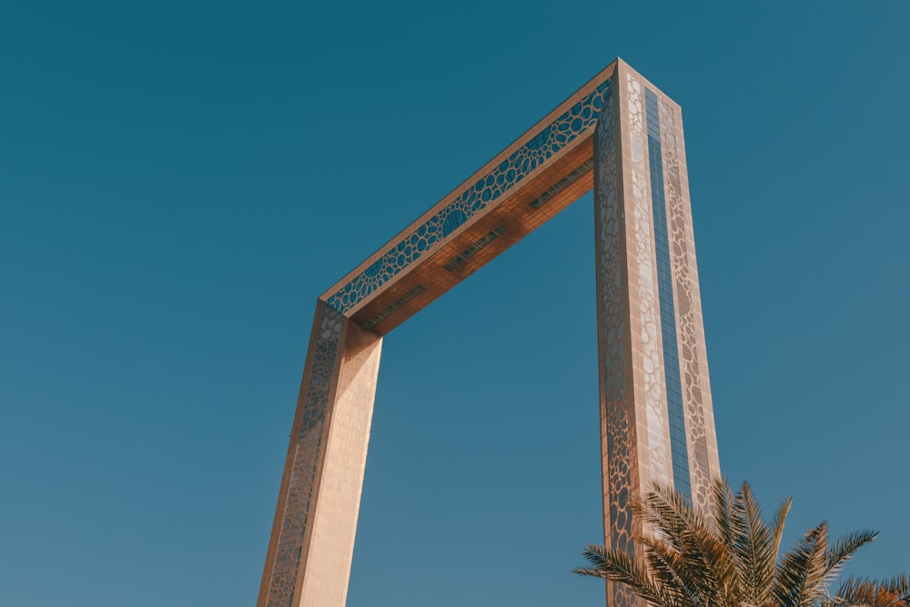 Ein hohes Denkmal mit blauem Himmel im Hintergrund