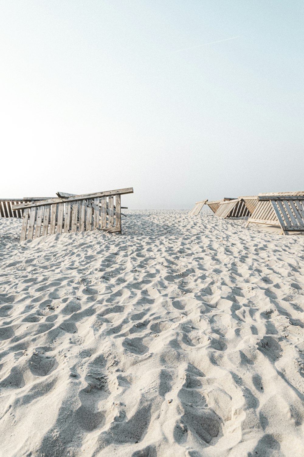 un banc assis au sommet d’une plage de sable