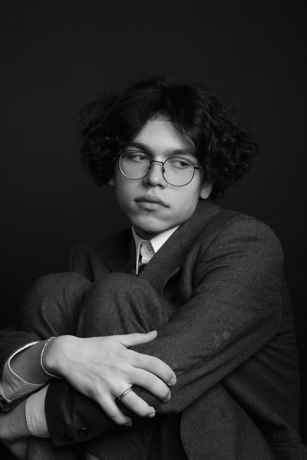 Une photo en noir et blanc d’un homme avec des lunettes