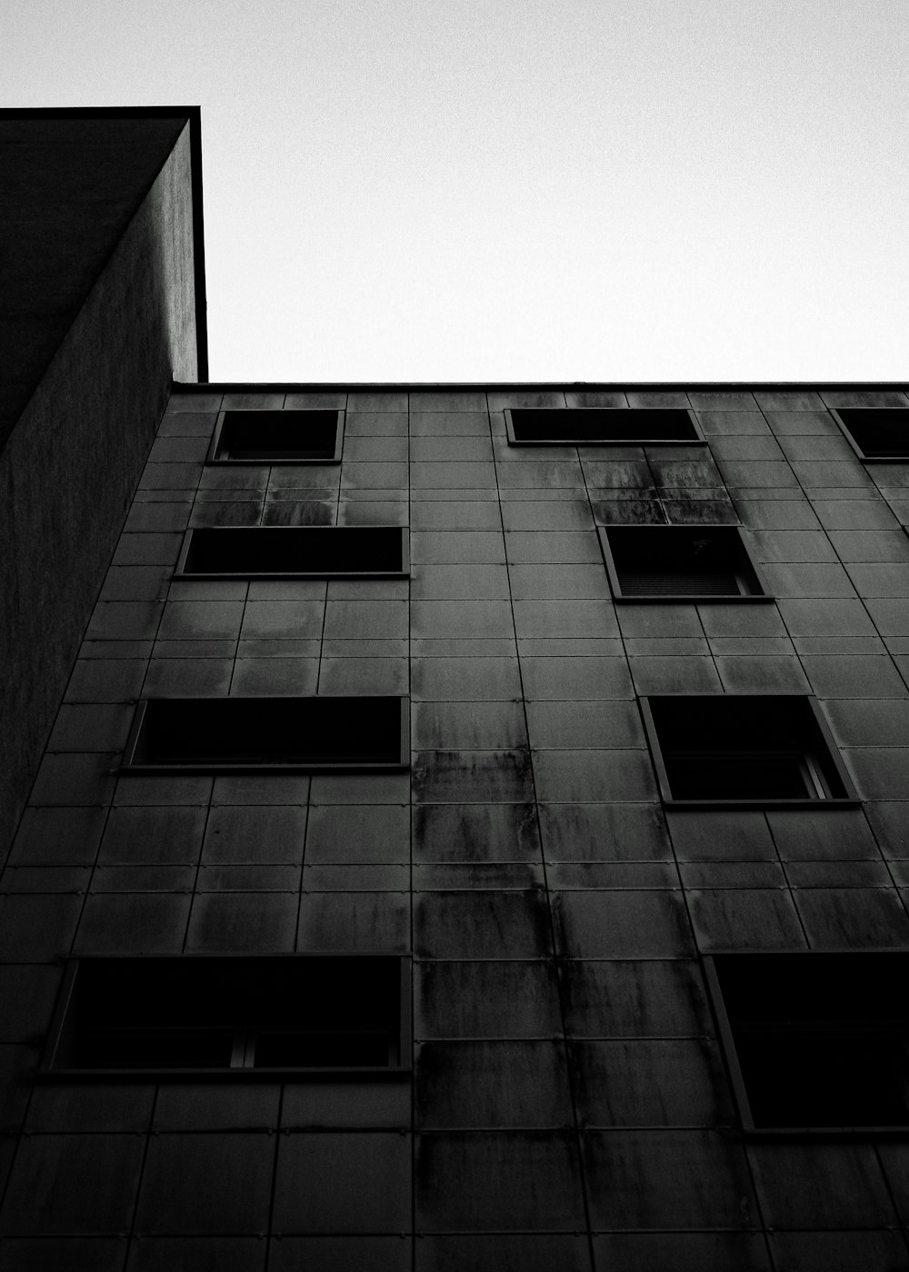 a black and white photo of a tall building