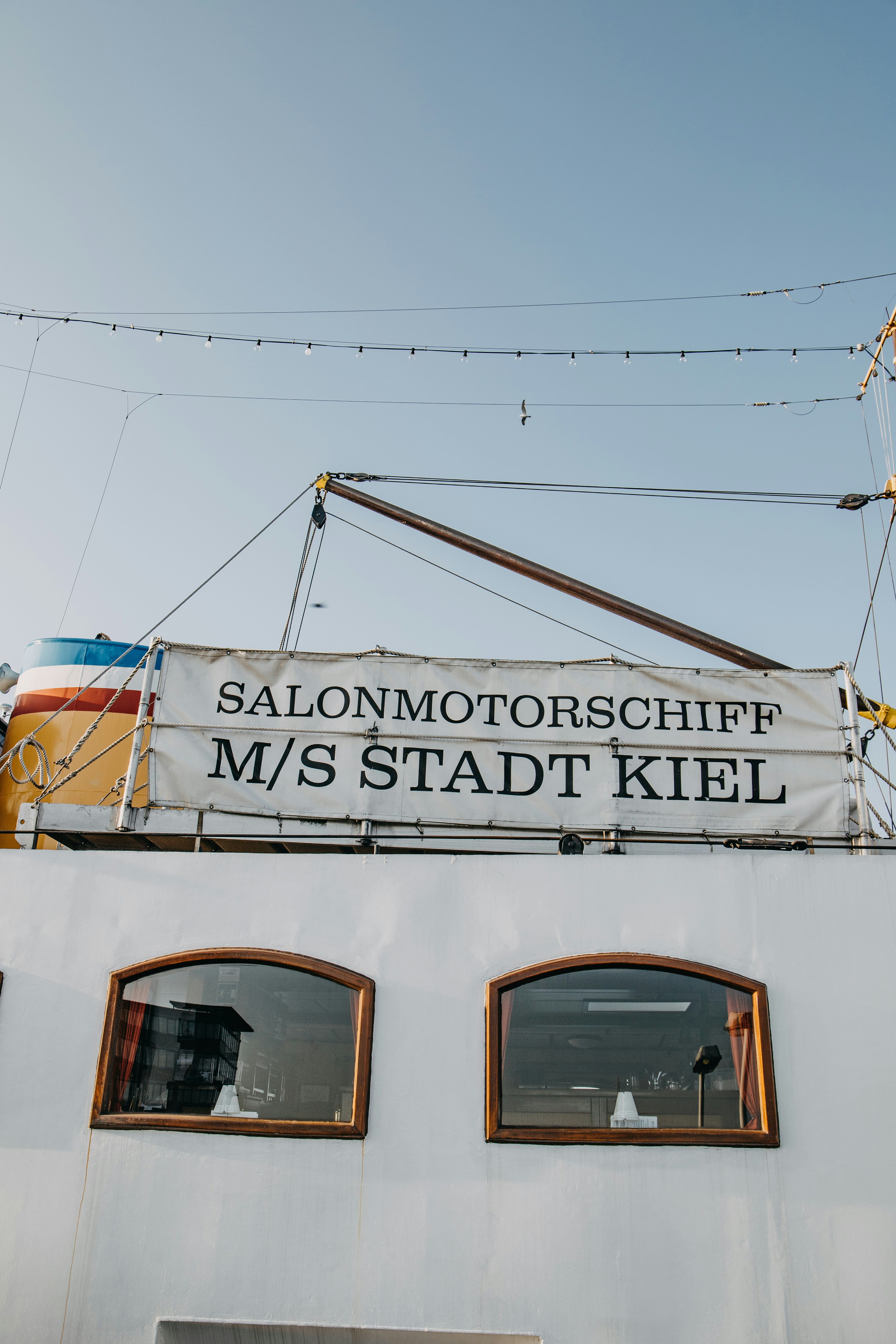 uma placa na lateral de um barco que diz salonn motorschiff ms