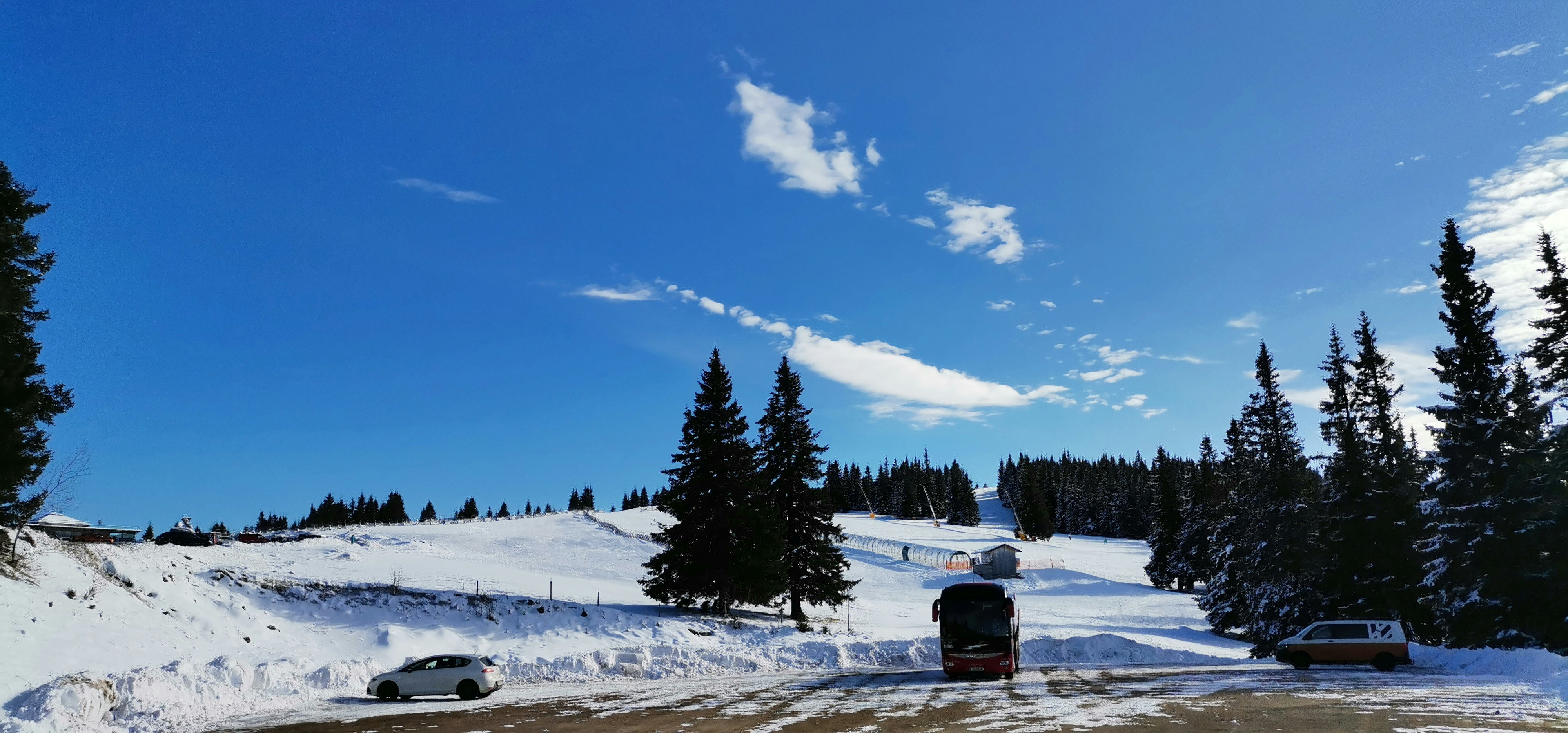 um carro dirigindo por uma estrada coberta de neve