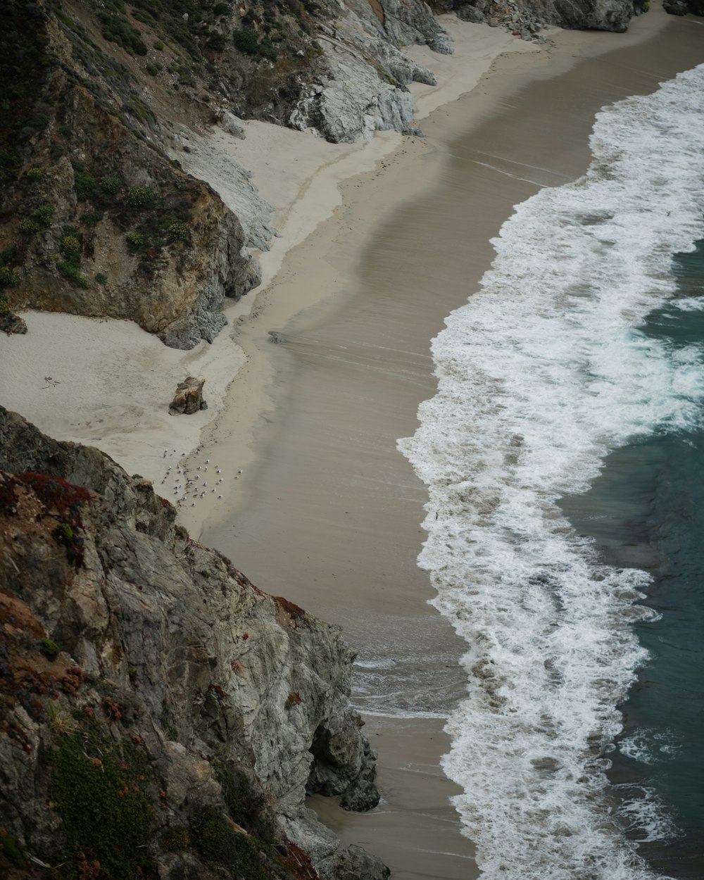 Wasser neben dem Felsen