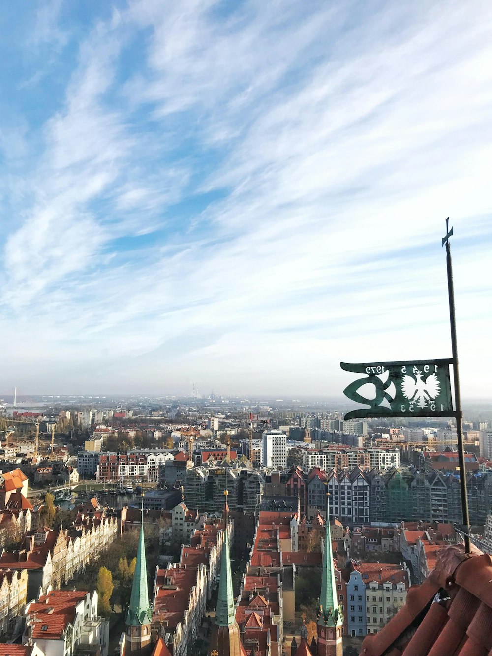 Una vista de una ciudad desde lo alto de un edificio