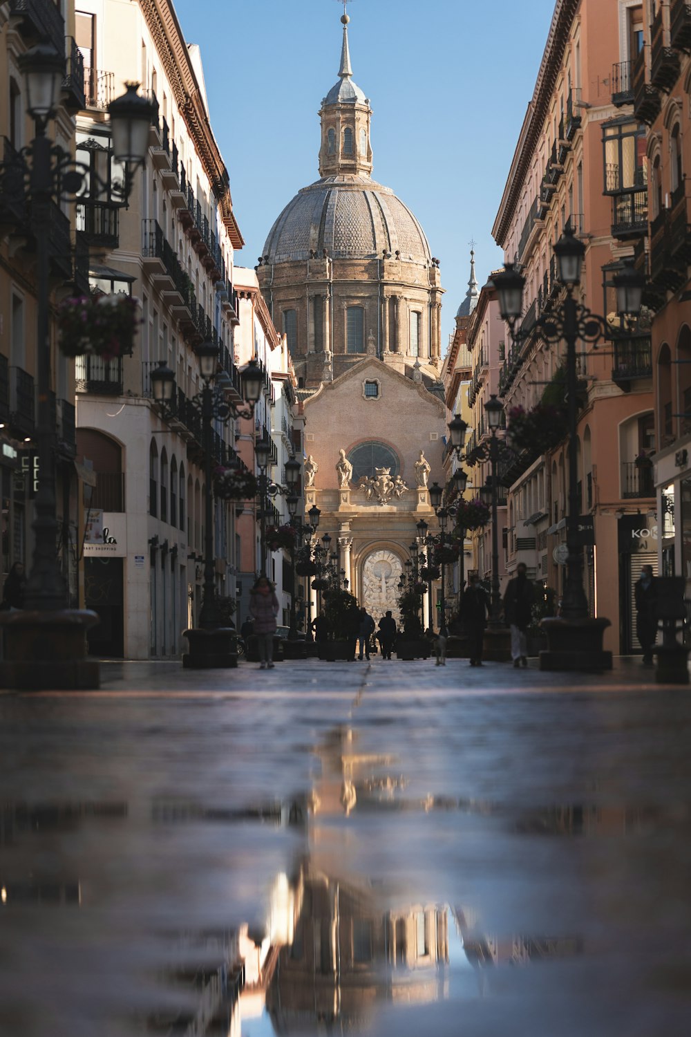 Un edificio con una cupola nel mezzo di una strada