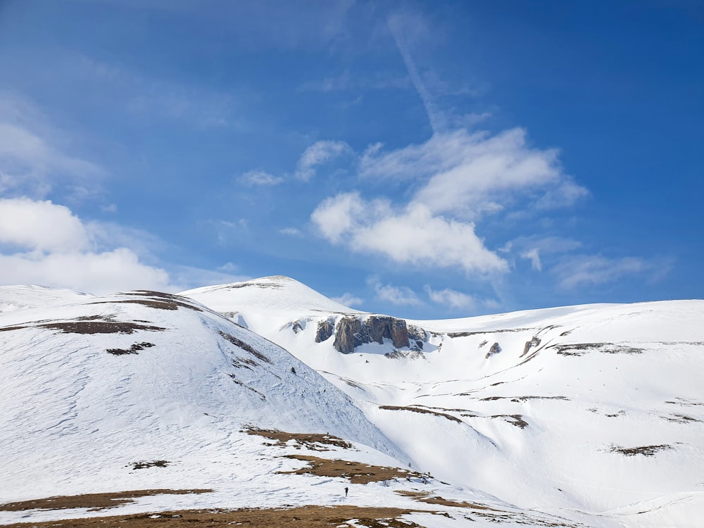 Una montagna coperta di neve sotto un cielo blu