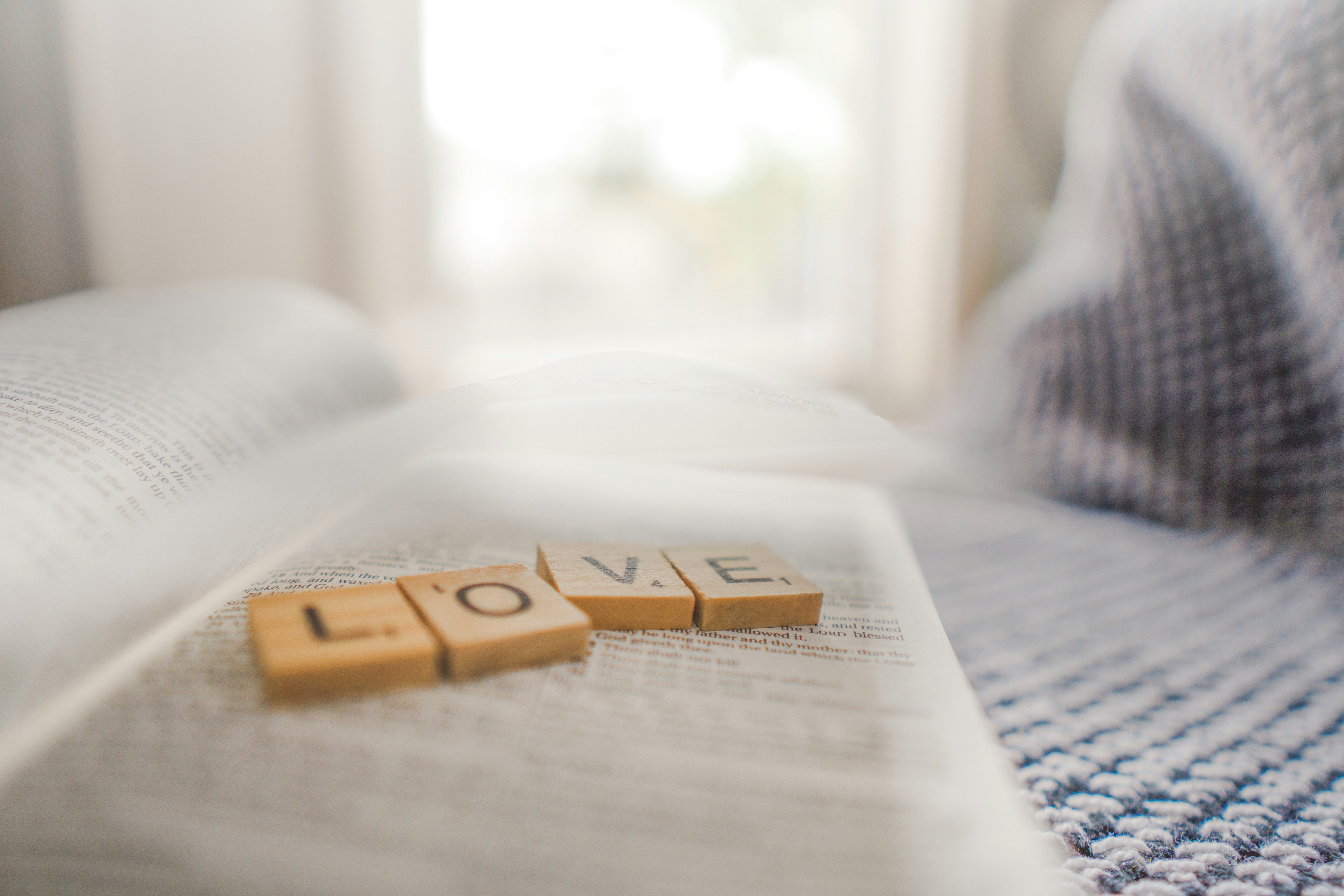 gray computer monitor