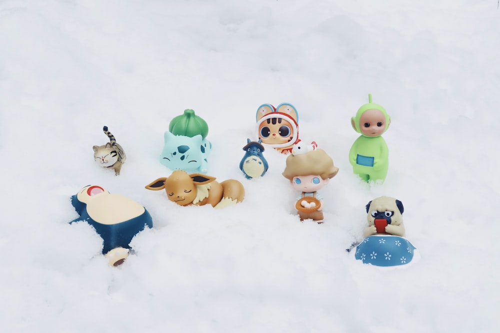 Eine Gruppe kleiner Spielzeugtiere im Schnee