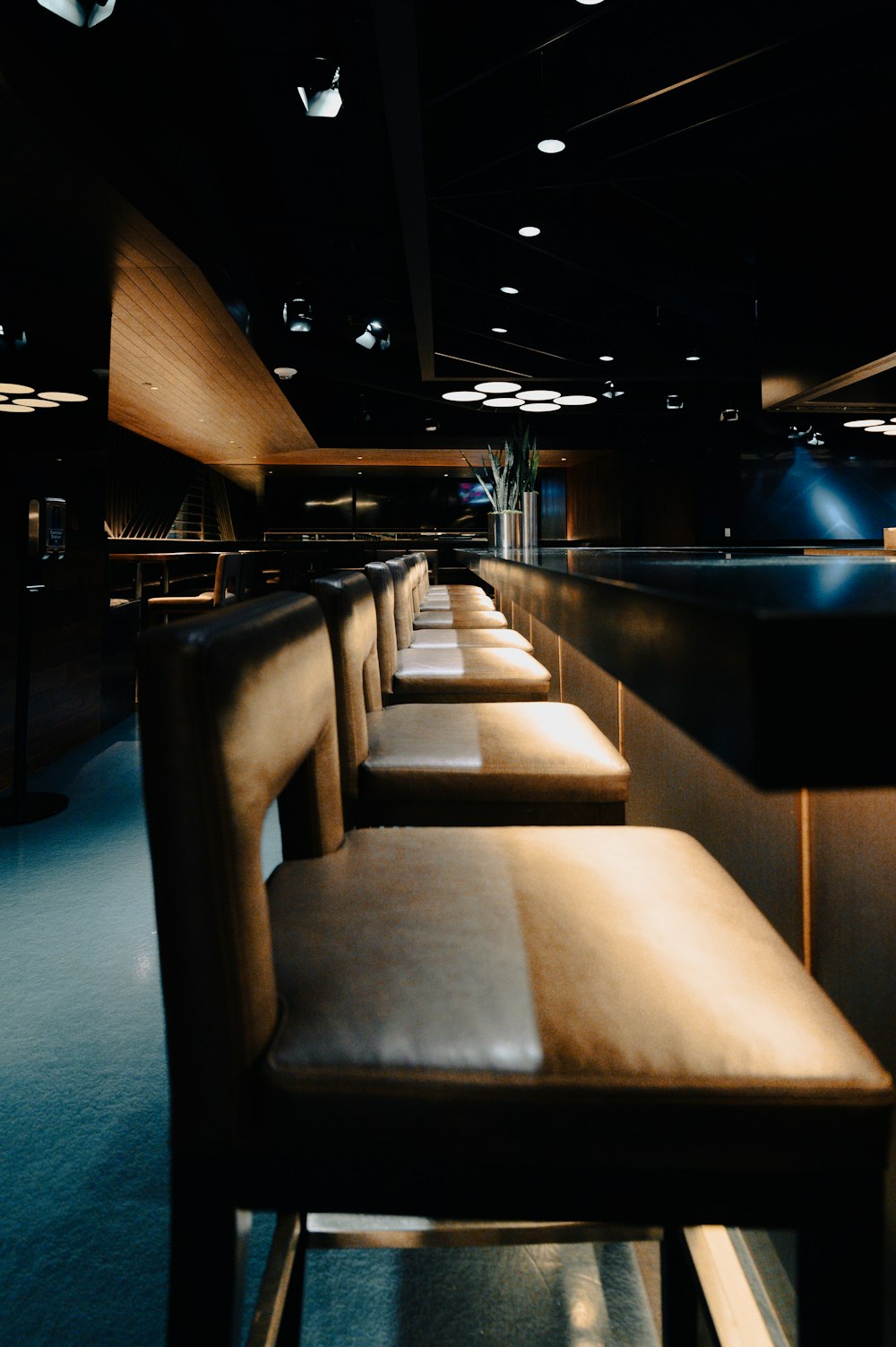 a row of brown leather benches sitting next to each other