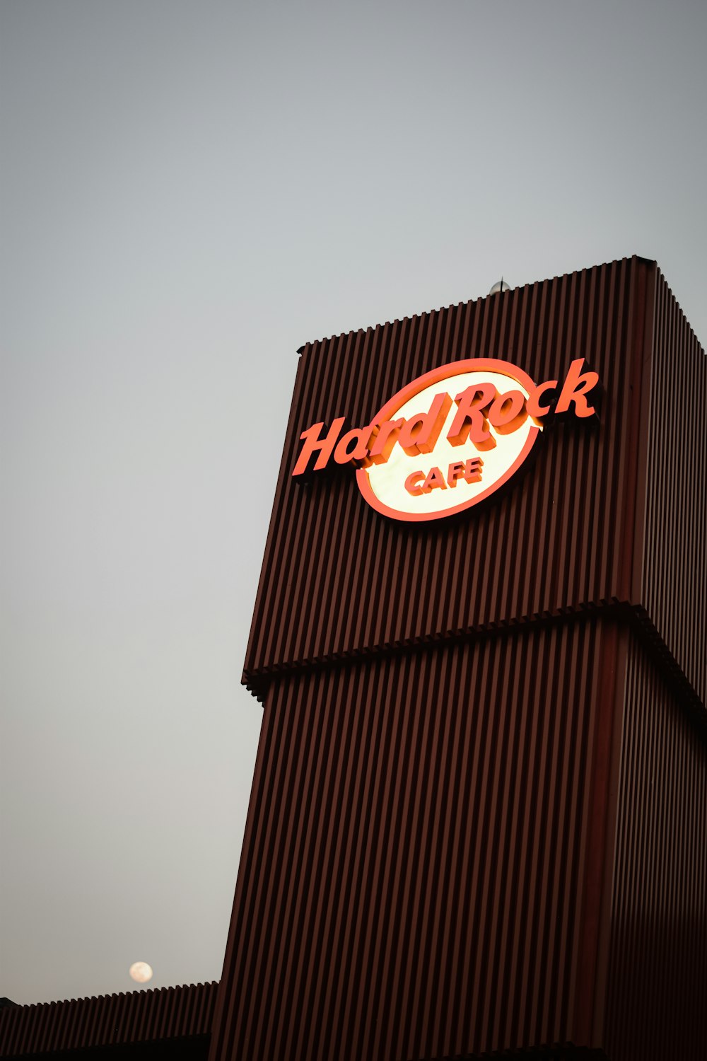 a sign on the side of a building that says hard rock cafe