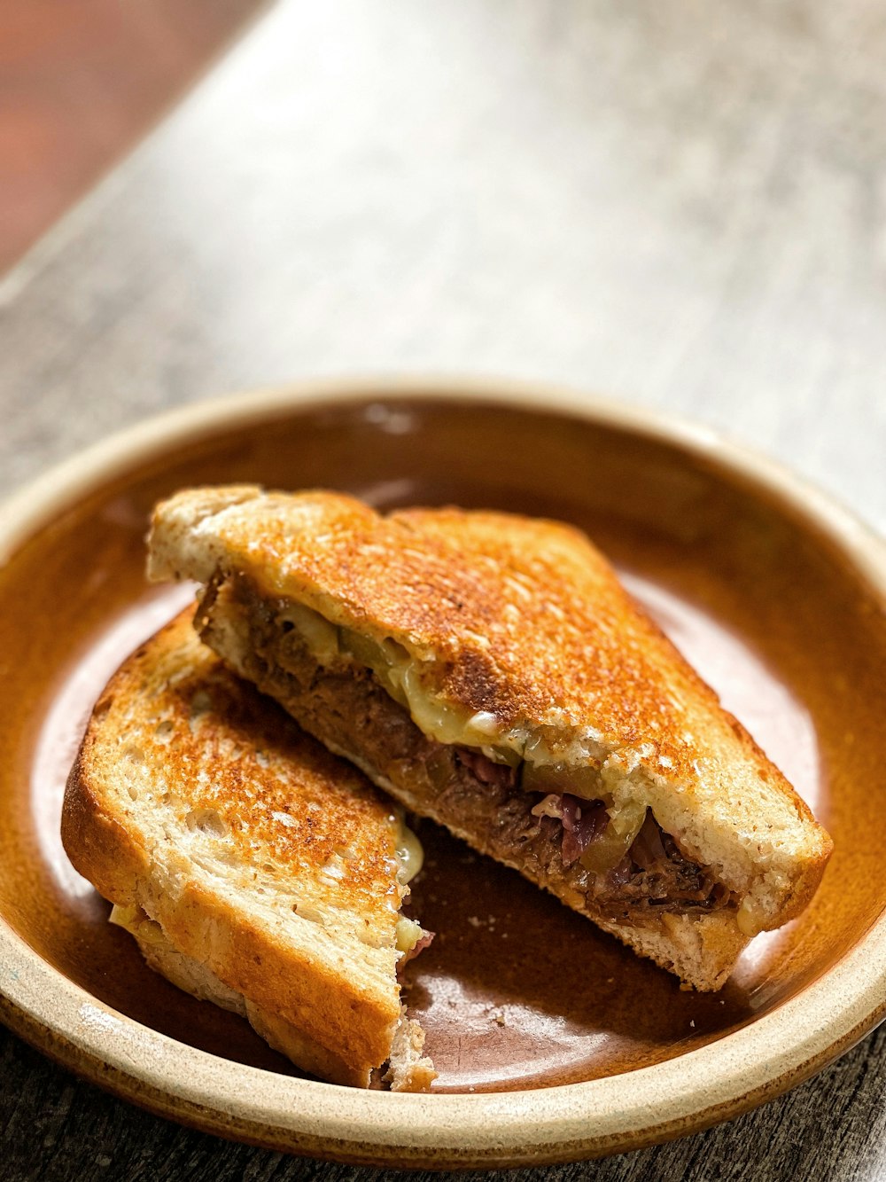 un sandwich grillé sur une assiette sur une table