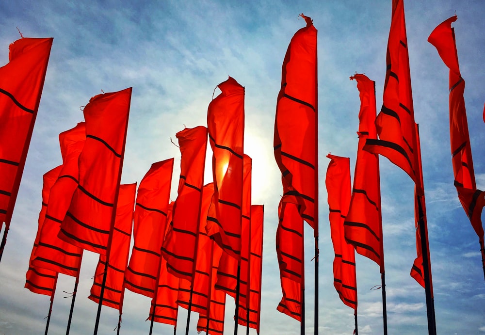 Un mucchio di bandiere rosse che sventolano nell'aria