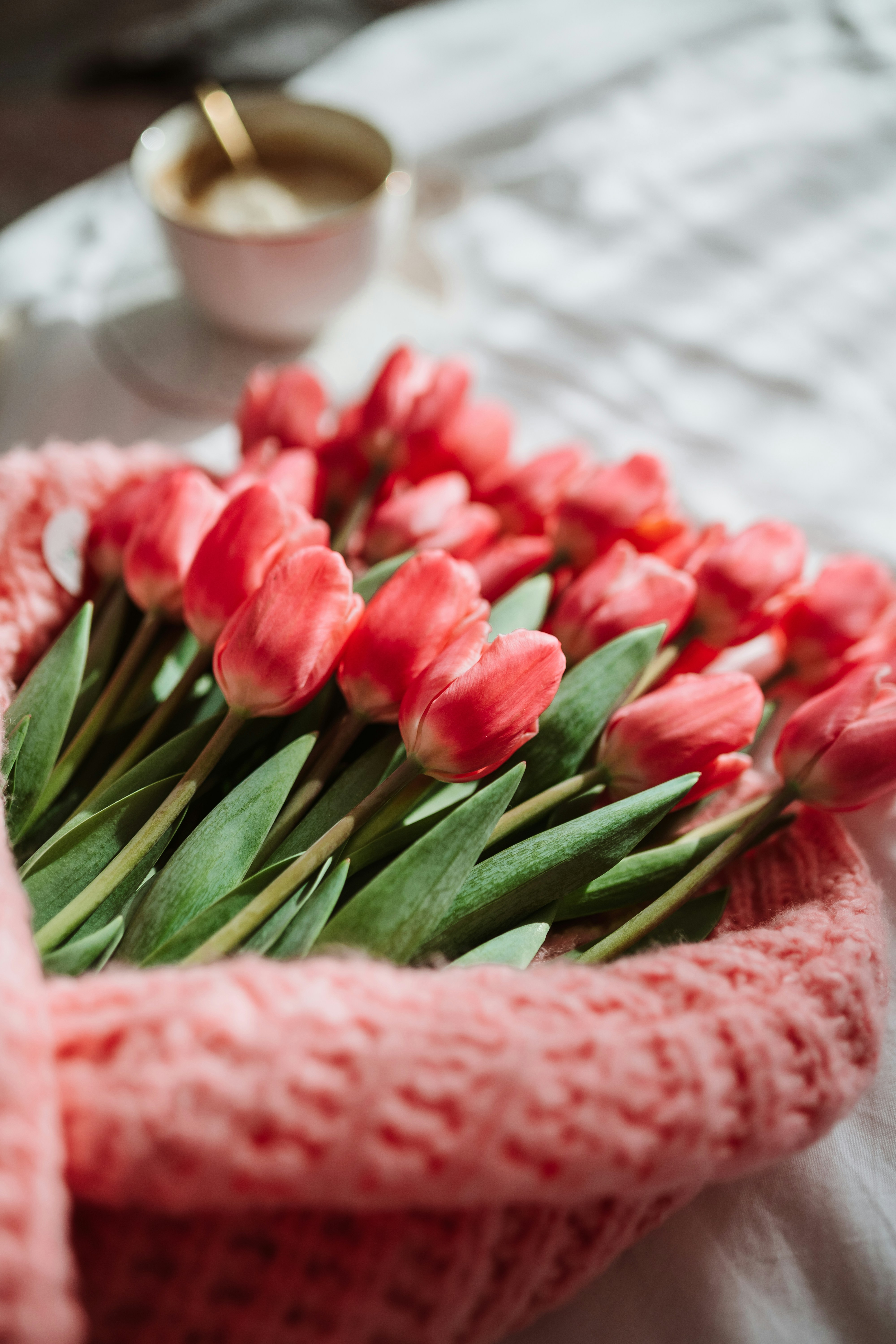 Un bouquet de tulipes rouges dans un panier tricoté photo – Photo ...