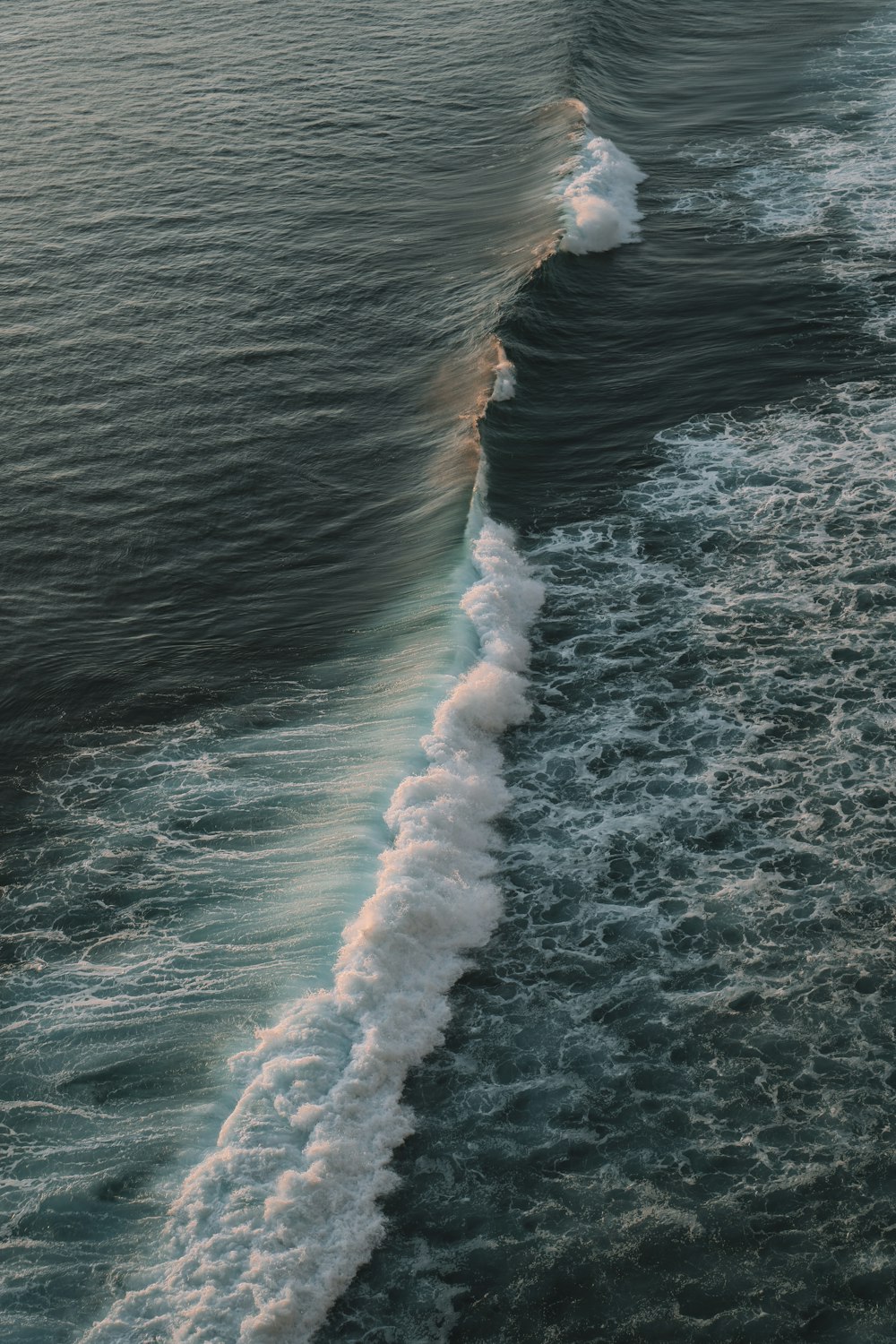 un grande specchio d'acqua con onde che arrivano a riva