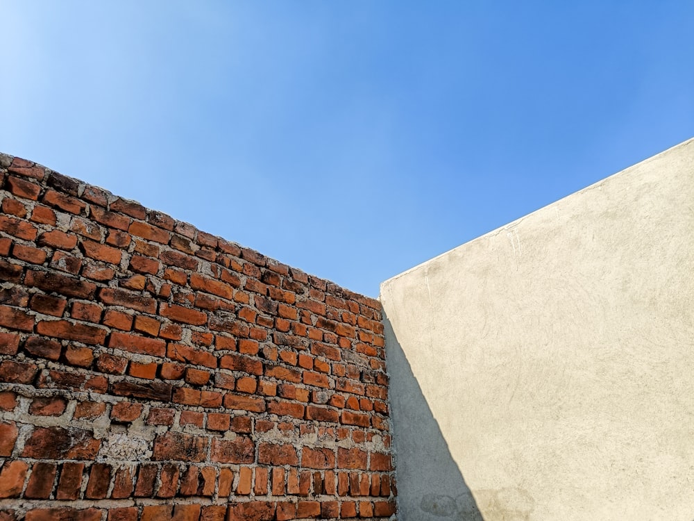 Una pared de ladrillo con un cielo azul en el fondo