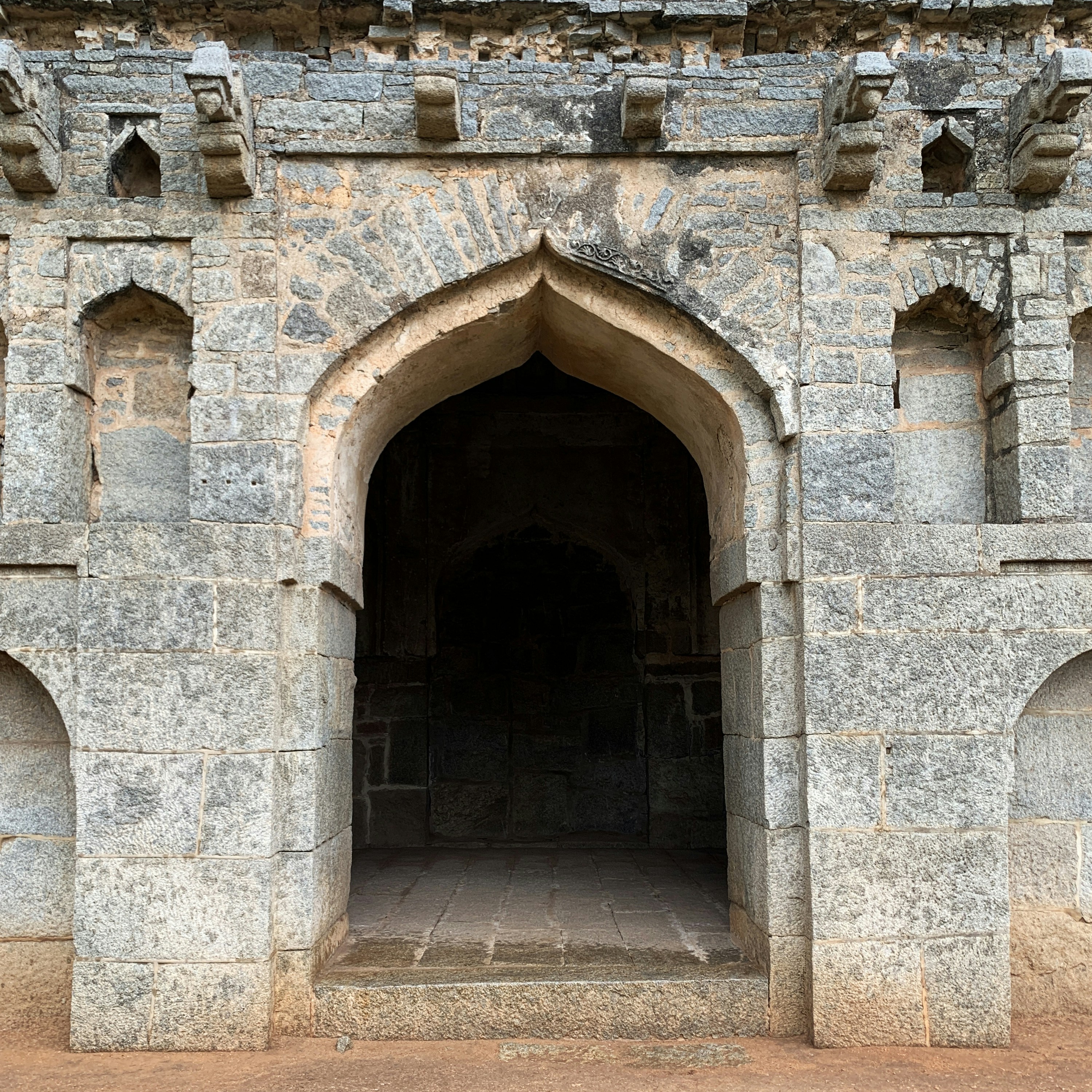 un grand bâtiment en pierre avec une porte
