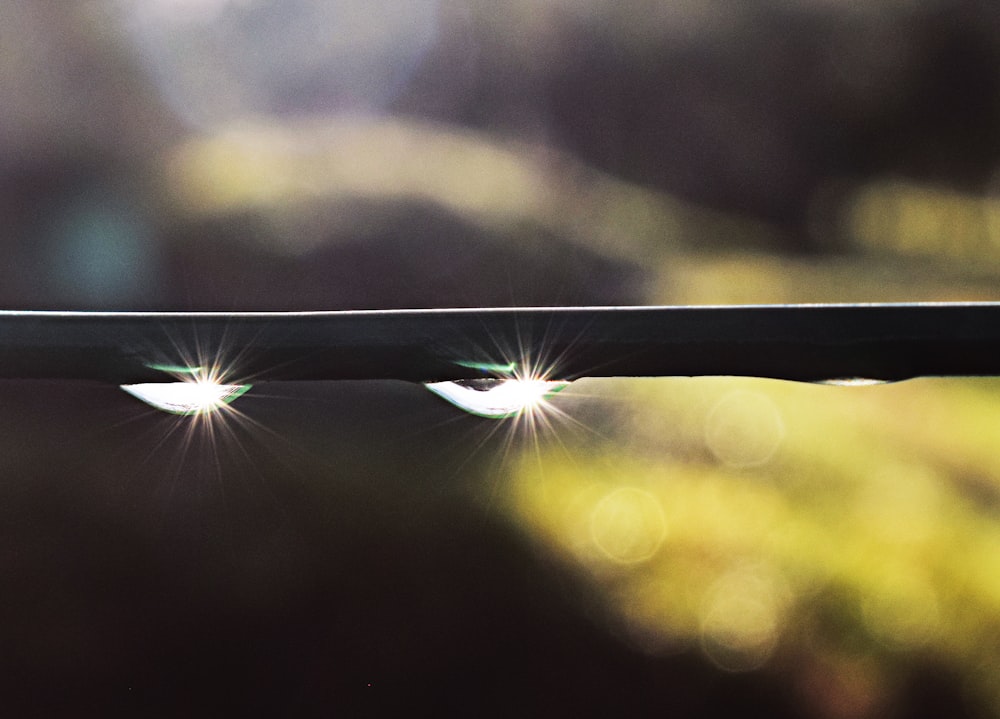 um close up de três luzes em um fio